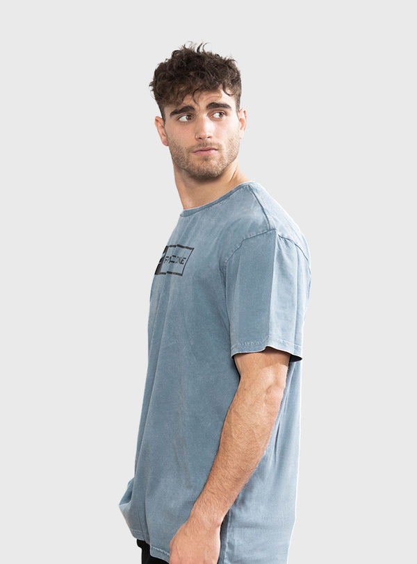 Polera Orgánica Acid-Wash Rectangular Logo Blue (Hombre)